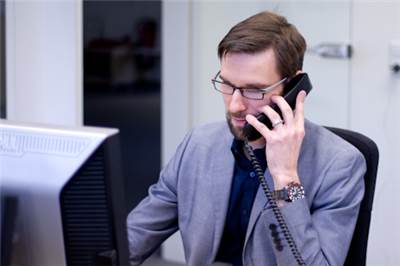 Notre responsable de projet Hendrik conseille un client par téléphone